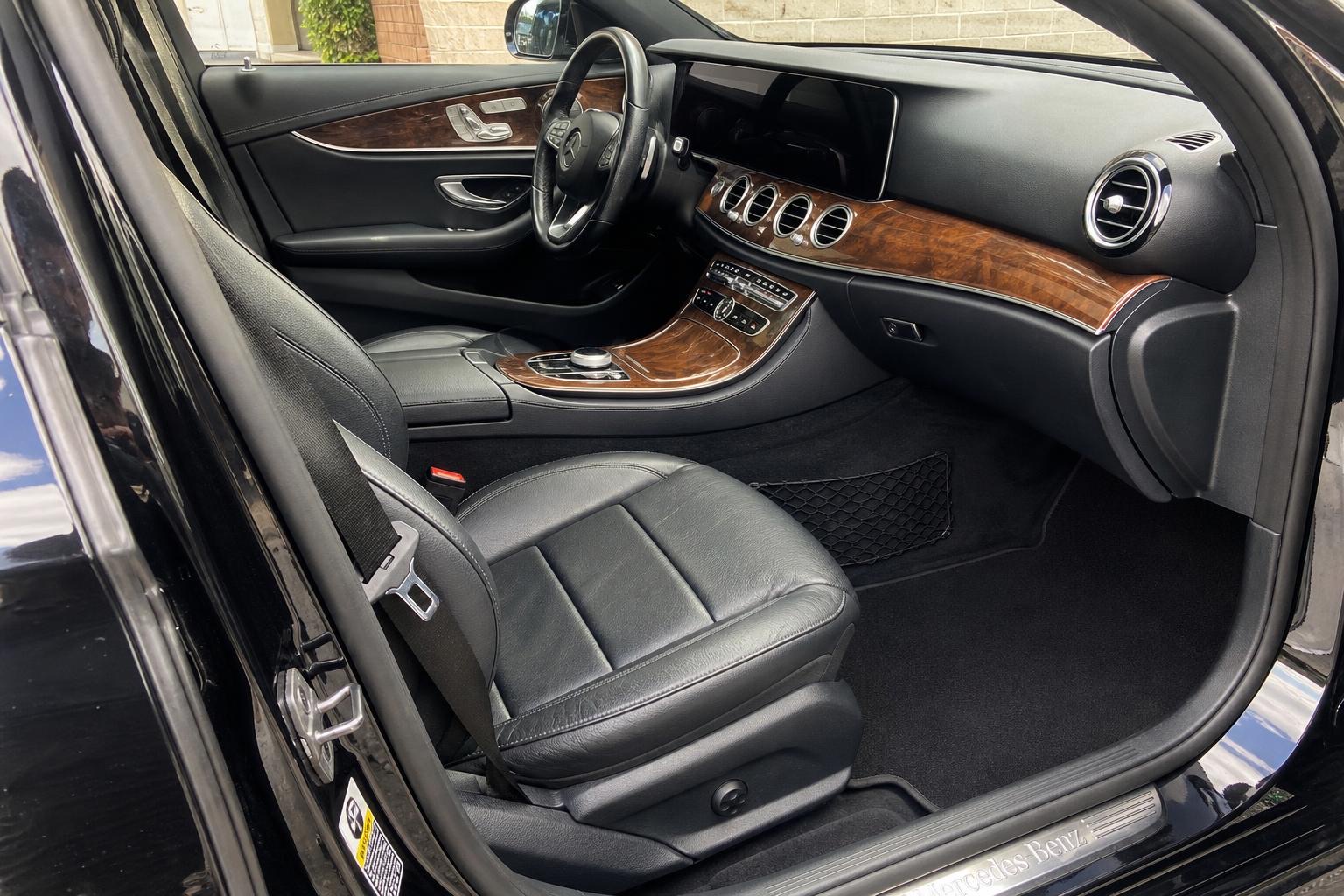 Vyčištěný kožený interiér Mercedes-Benz třídy E