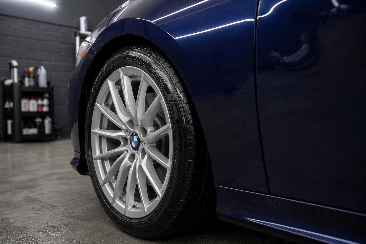 Vyčištěná kola a lak BMW řady 3