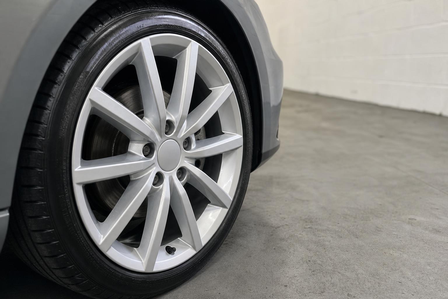 Volkswagen Golf — wheel refinishing