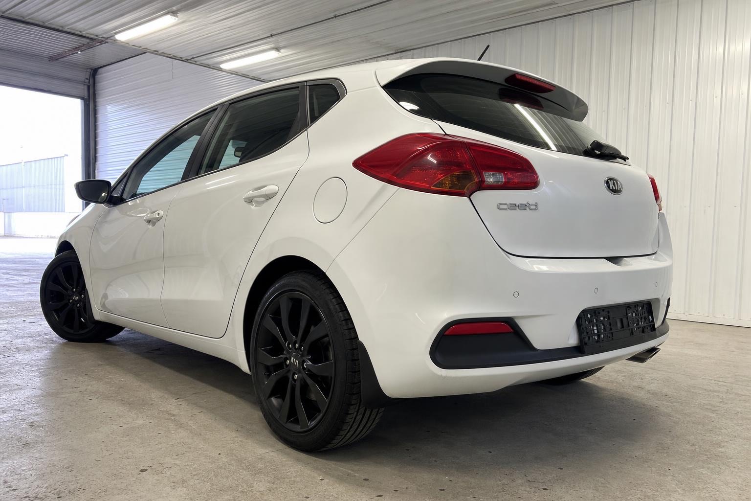 Kia Ceed — black wheels