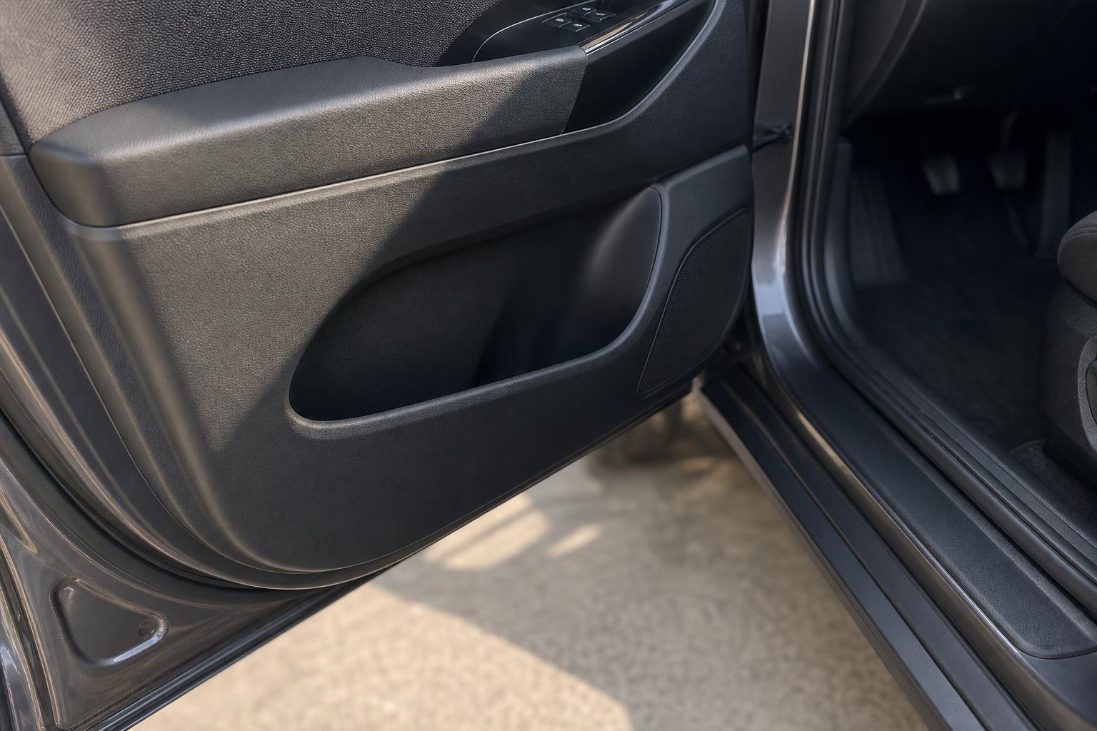 Vyčištěná výplň dveří a práh Kia Sportage