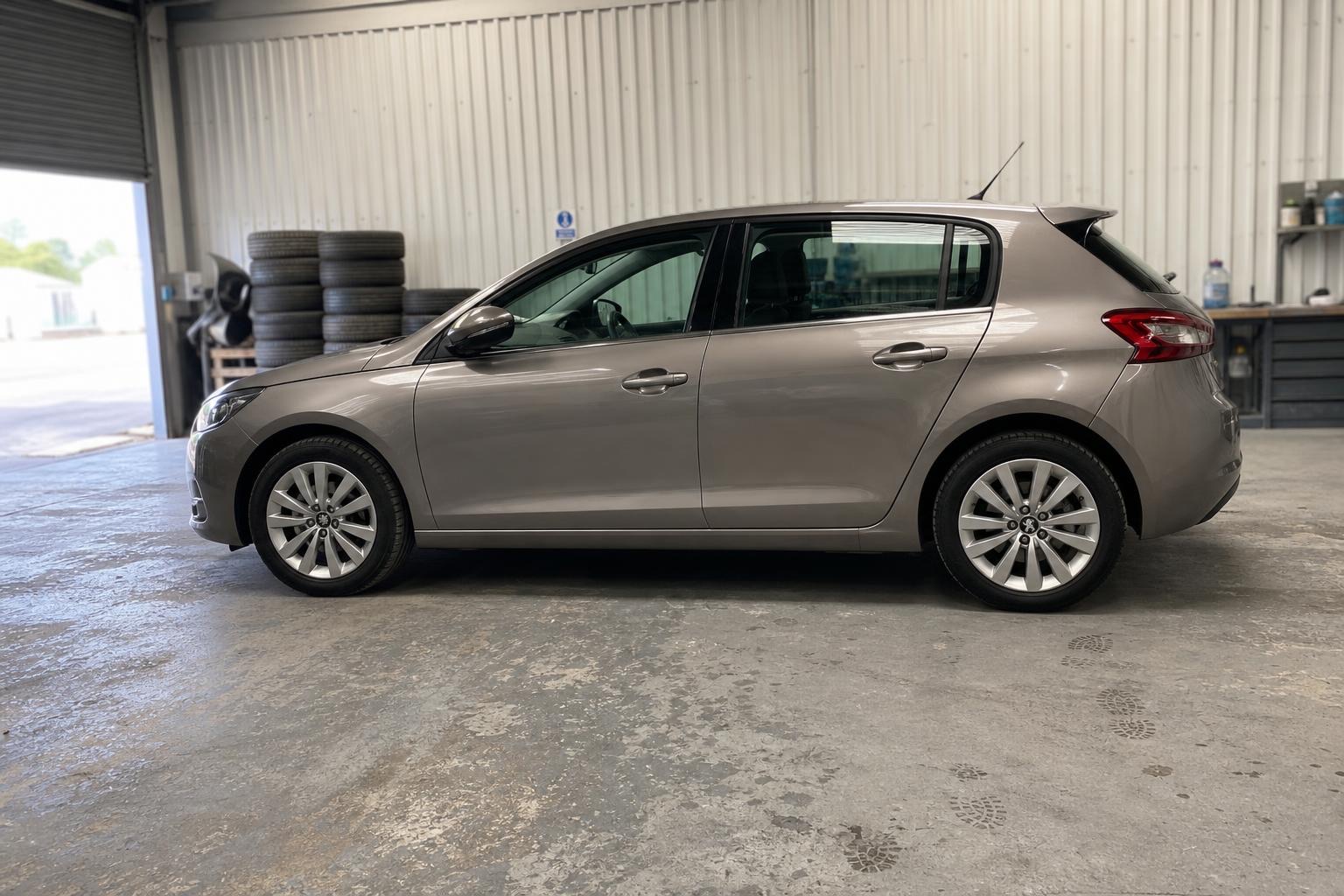 Peugeot 308 — the whole side of the car