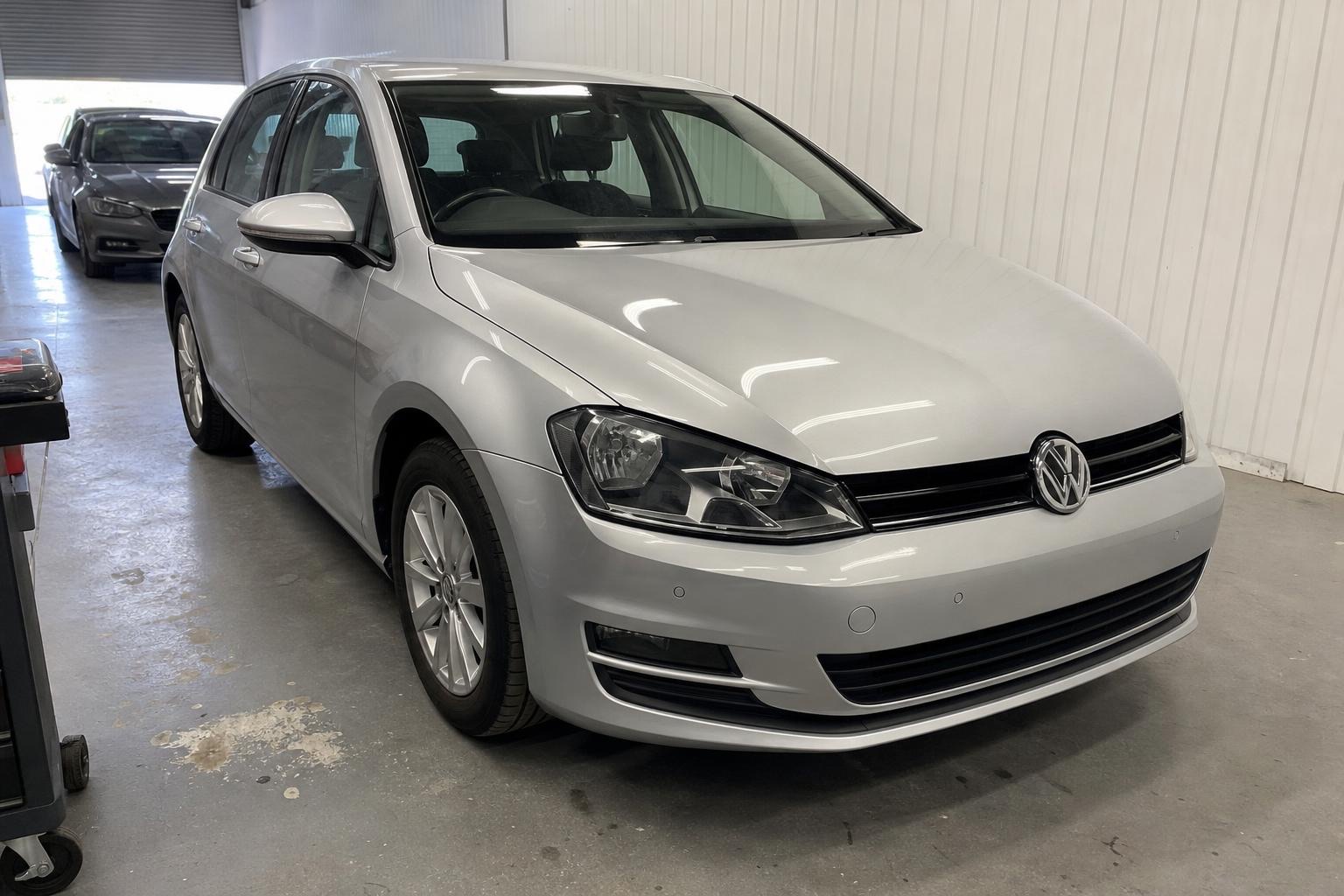 Volkswagen Golf opravený po čelní nehodě
