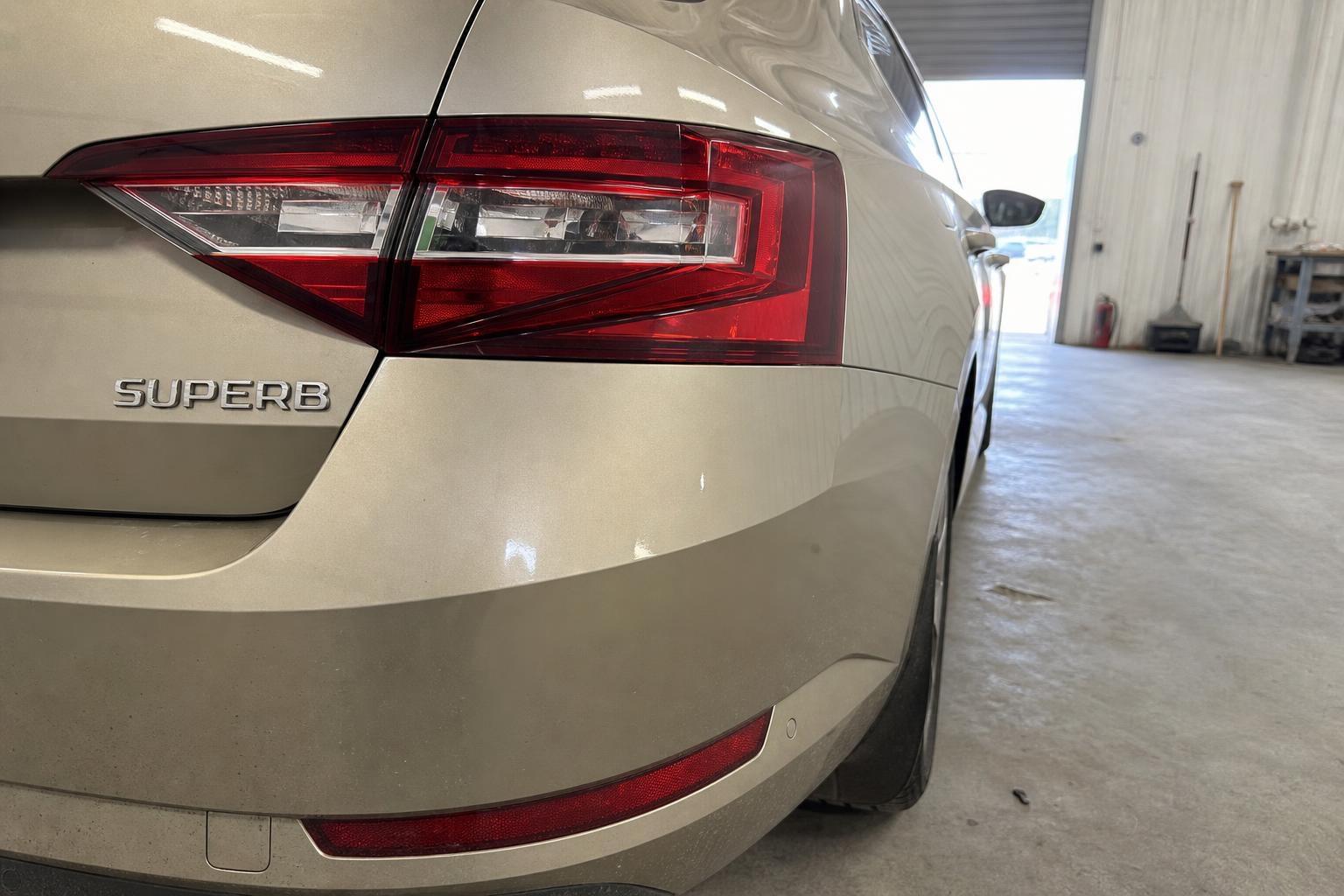 Škoda Superb po opravě zadního blatníku