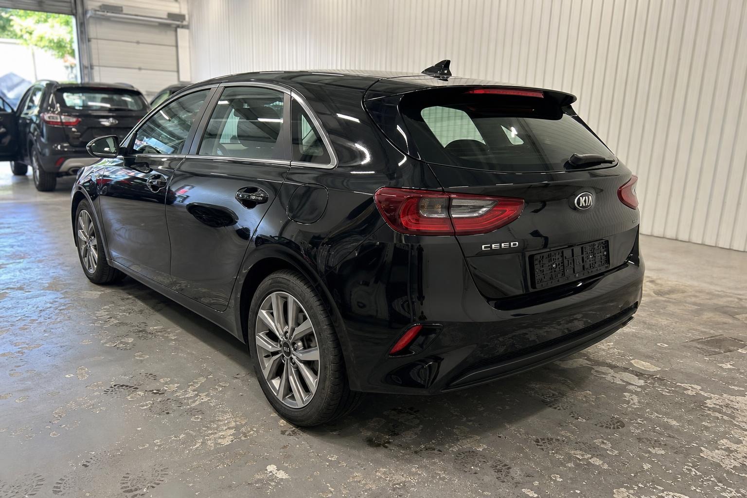 Kia Ceed — rear door and side
