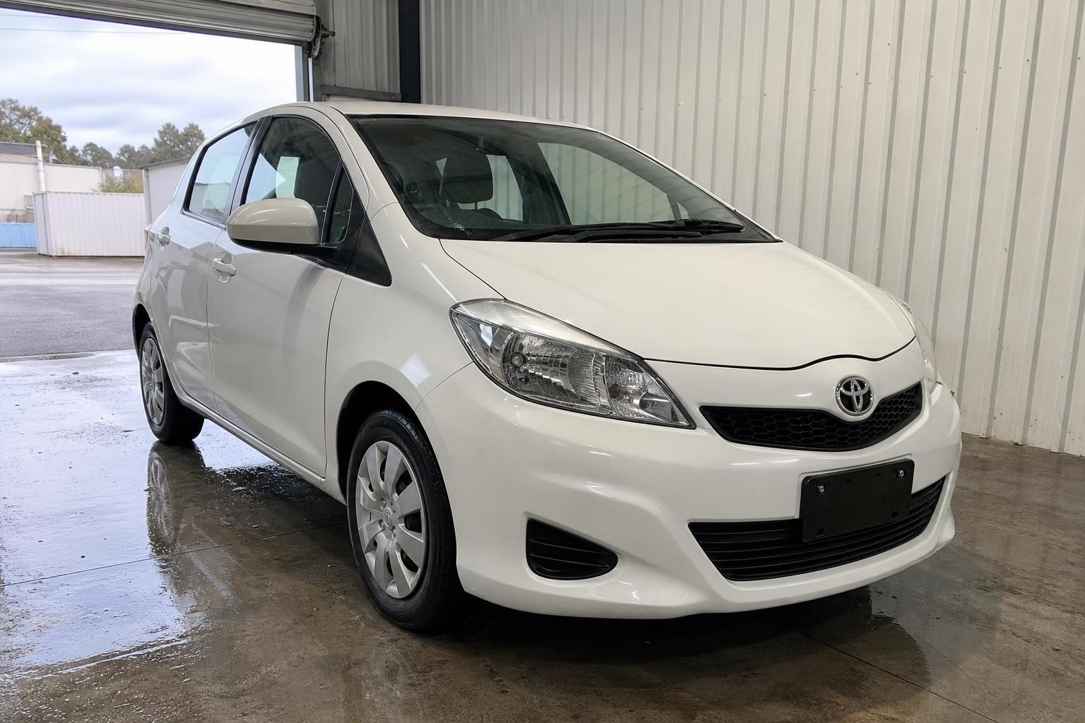 Toyota Yaris — front end